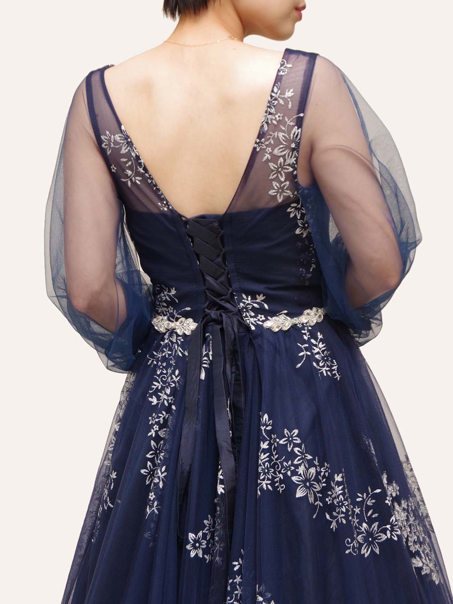 長袖タイプのネイビーカラーが落ち着きのあるコンサートに最適な演奏会