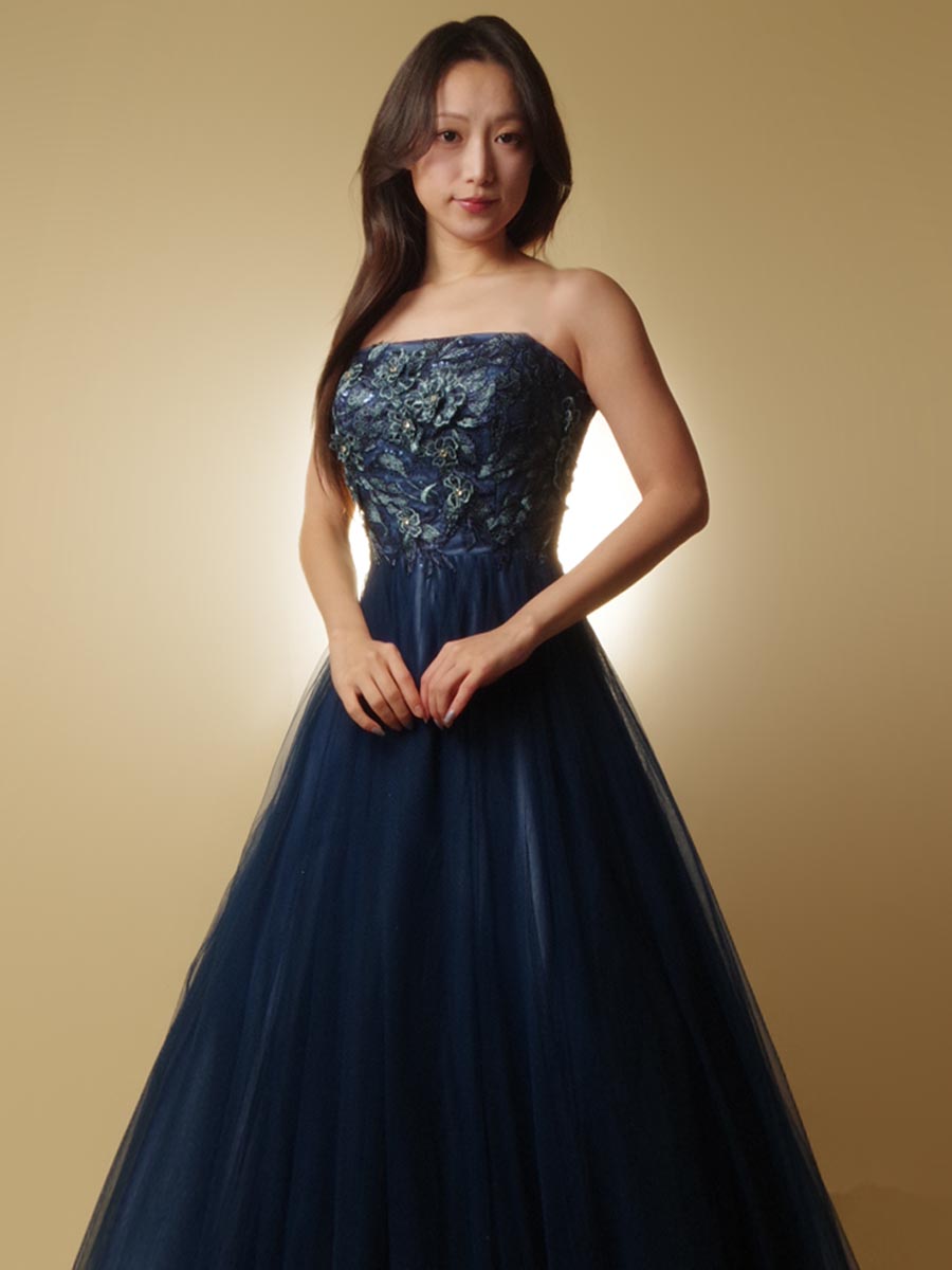 奥行きと透明感のあるスカートデザインがポイントのネイビーブルーの