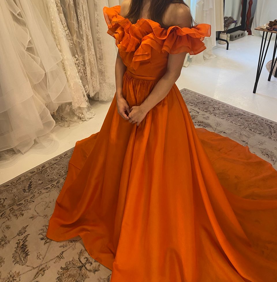 流行りのデザイン。カラードレスは青とオレンジしかなかったのが残念で