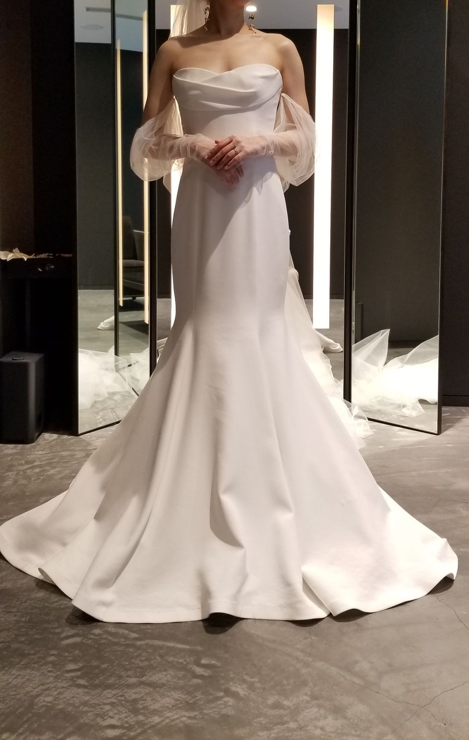 Ava。触り心地がよく、波打つようなシルエット。デザインはシンプルで