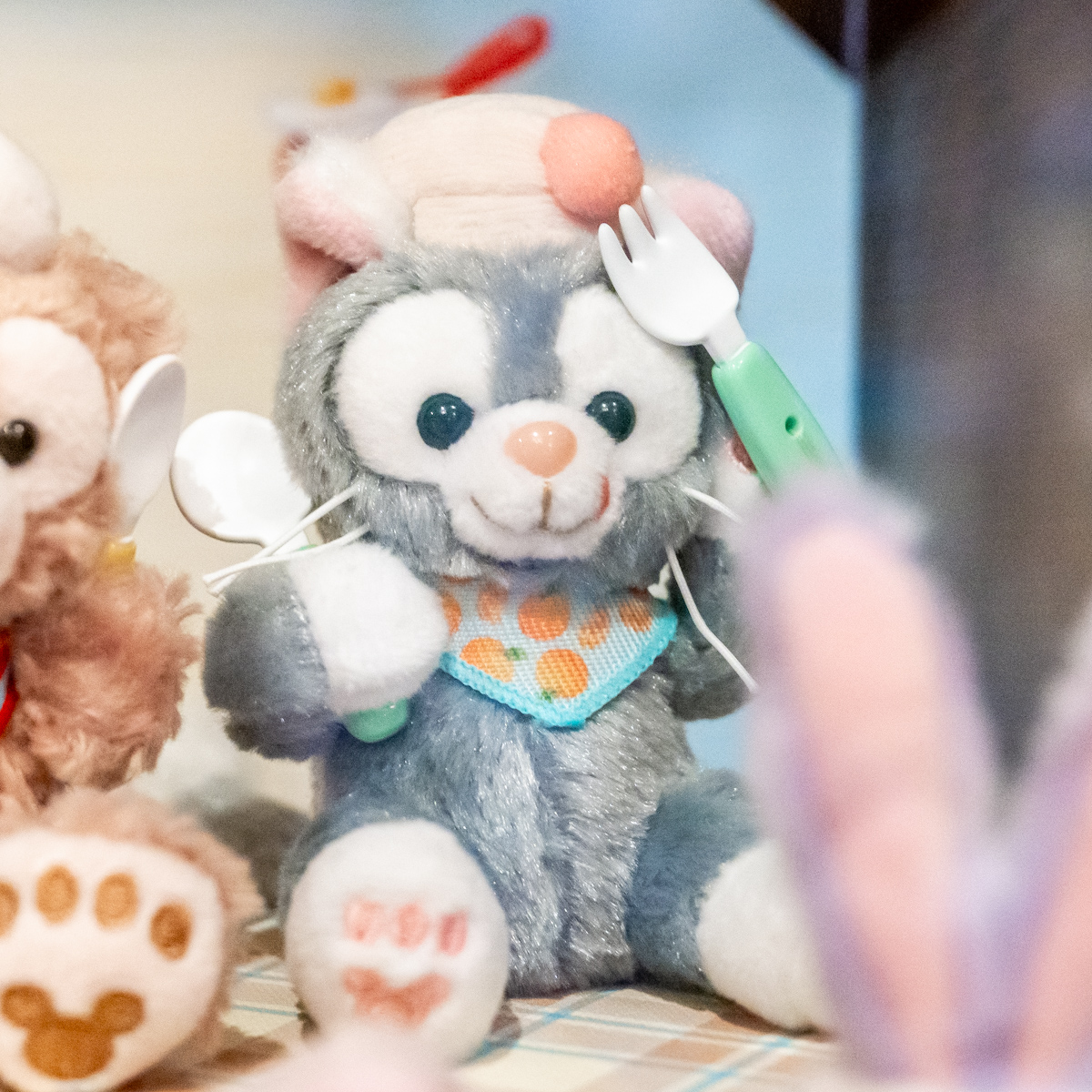 スプーンとフォークを持った食いしん坊スタイル！東京ディズニーシー