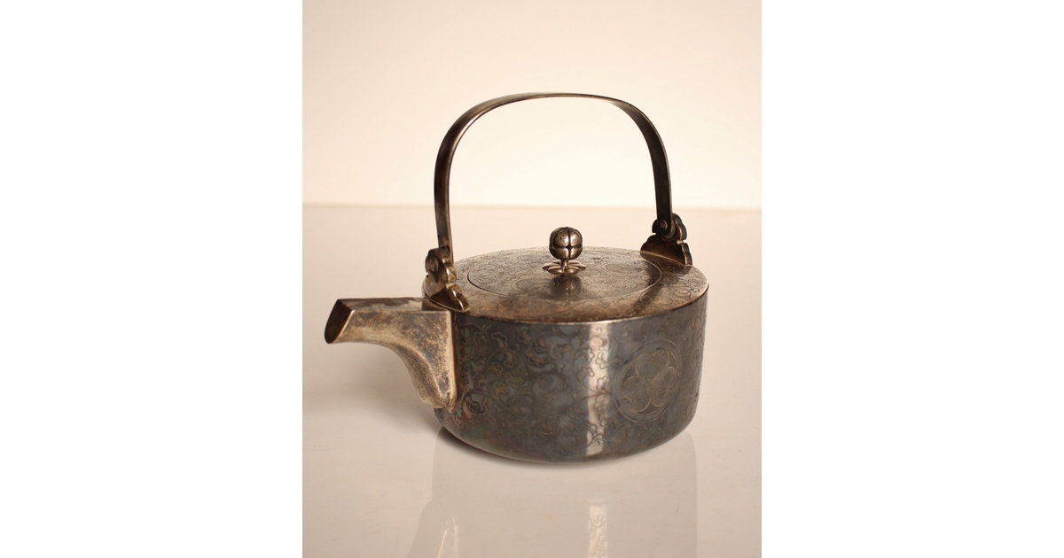 彫金葵御紋 純銀平提手銚子/銀瓶 K239｜骨董店 のびる 古美術 骨董