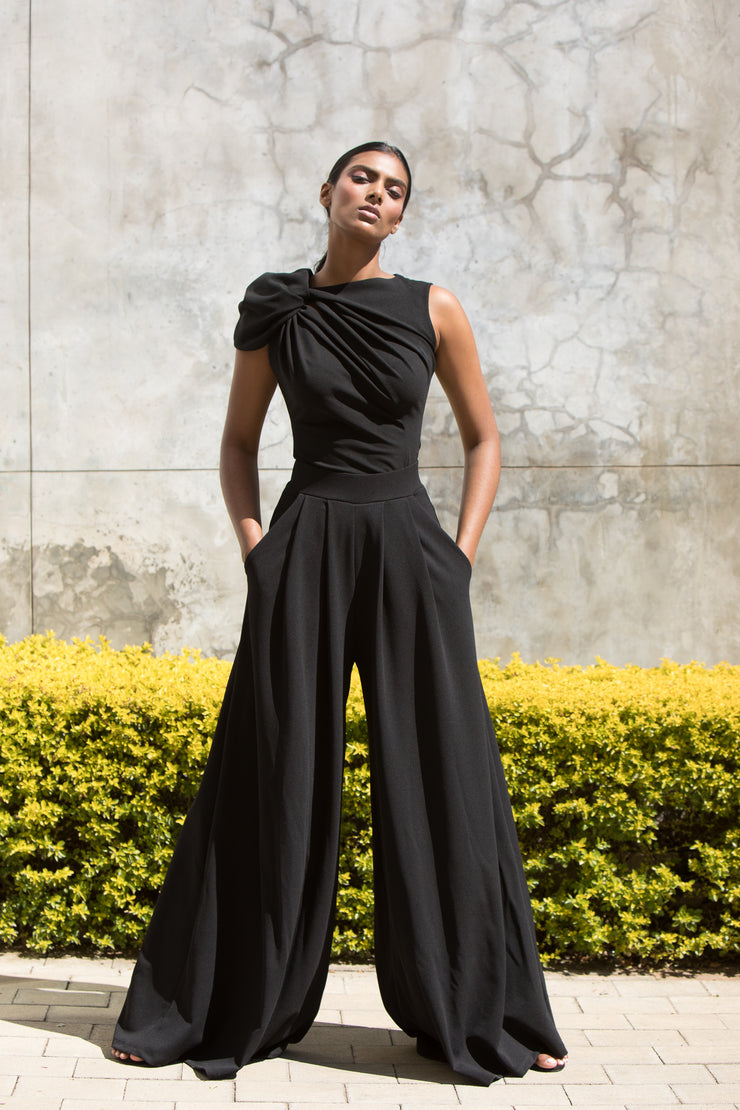 The Asymmetrical Drape Top Black – ERRE Fashion