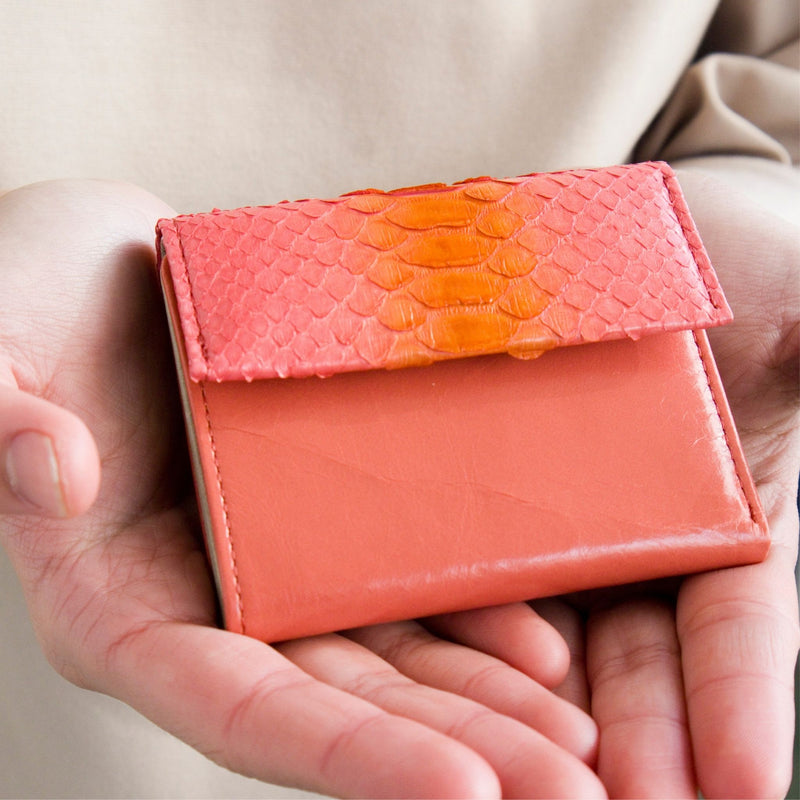 極小二つ折り財布】手染めの蛇革 パイソンで仕立てるコンパクト財布