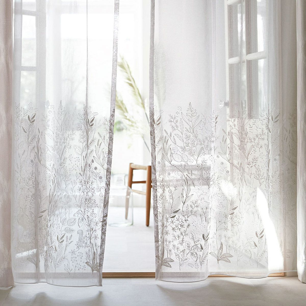 ナチュラルな風合いの草花や動物の刺繍がおしゃれなレースカーテン