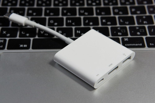 15インチMacBook ProのACアダプタでもApple純正のUSB-C Digital AV