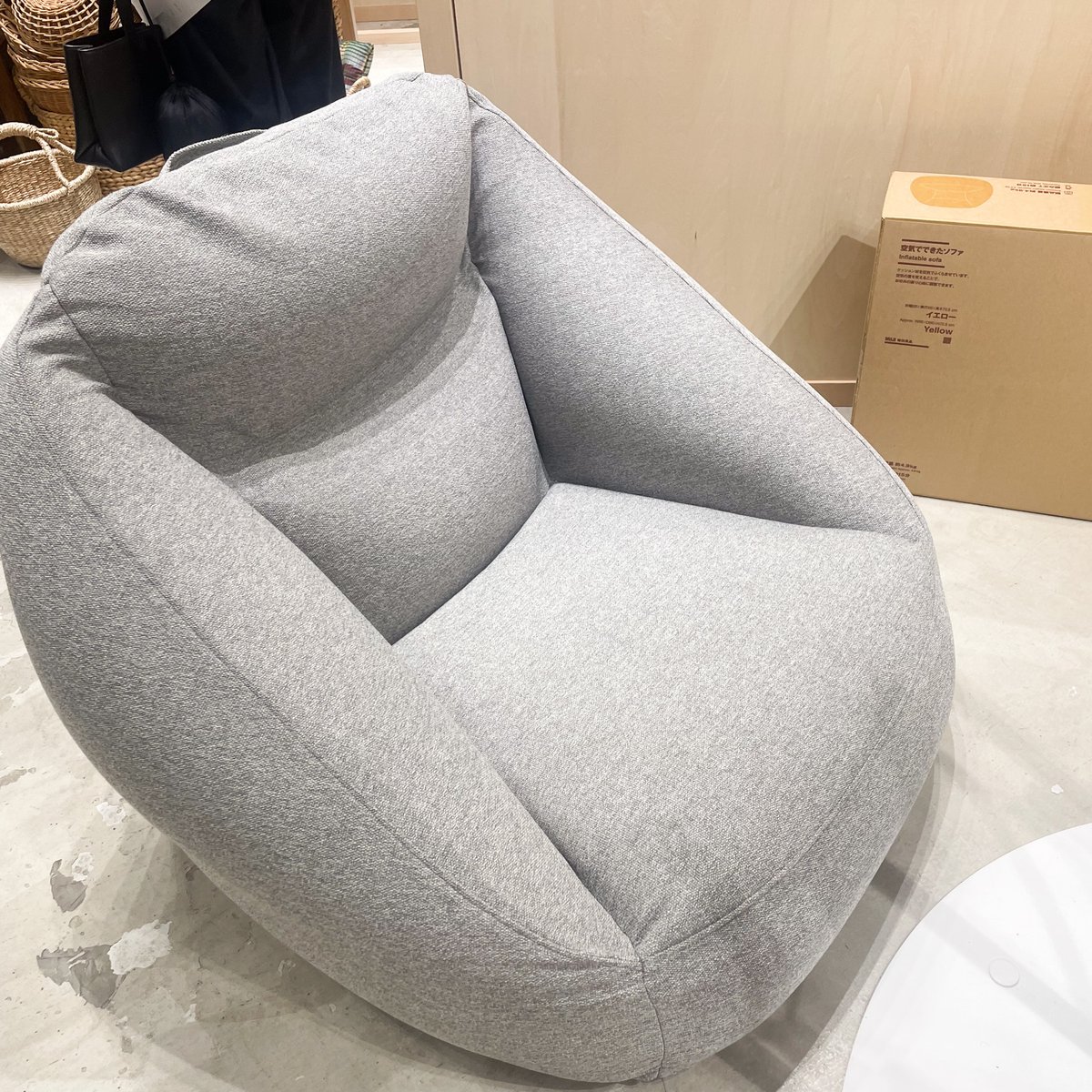 無印良品が「空気でできたソファ」を発売 「体にフィットするソファ