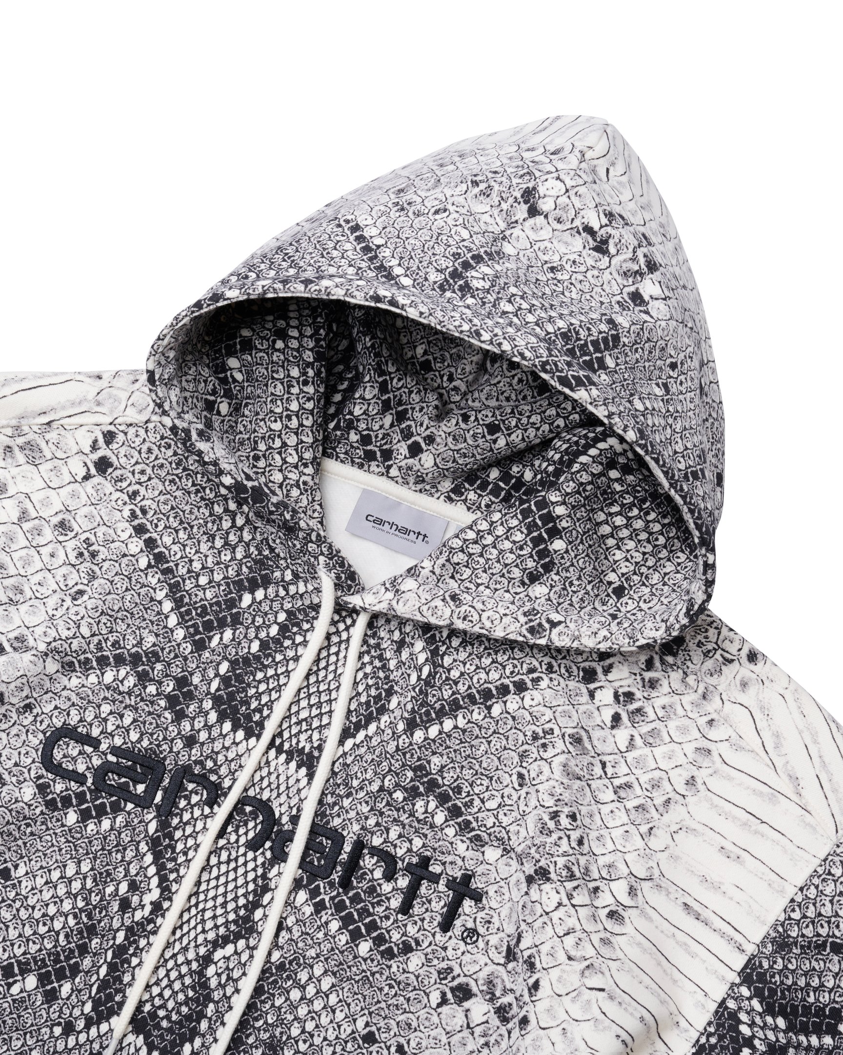 カーハート WIPから巳年アイテム登場、蛇柄デザインのフーディー