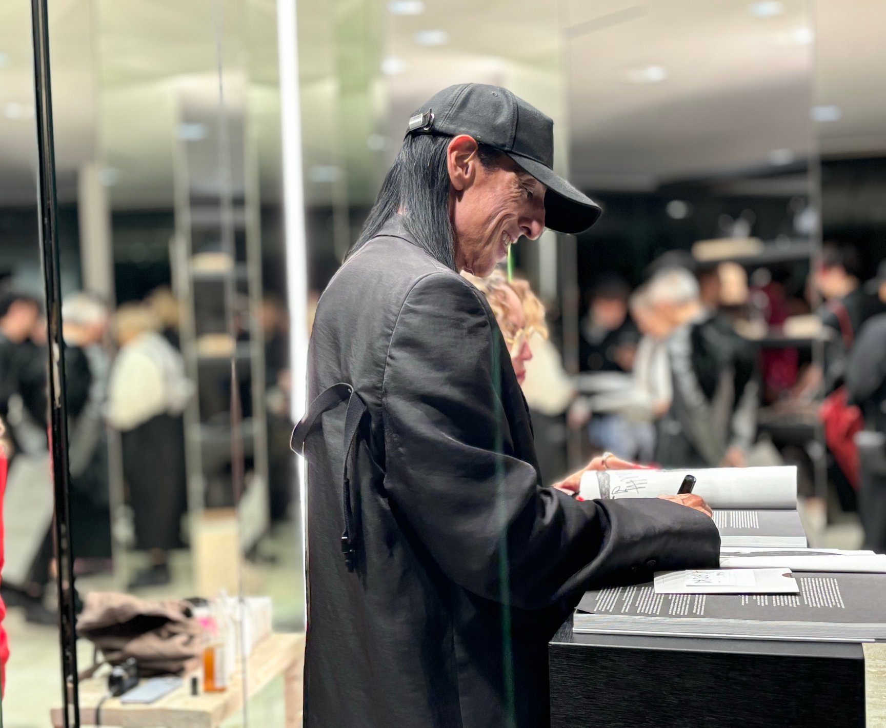 リック・オウエンスが20年ぶりに来日、サイン会にファンが押し寄せ長蛇