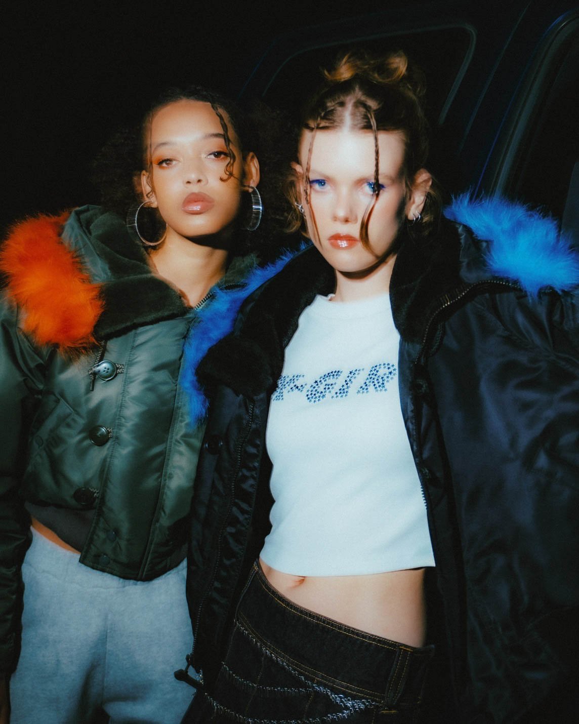 エックスガールがアルファ インダストリーズとコラボ 2色のファーが