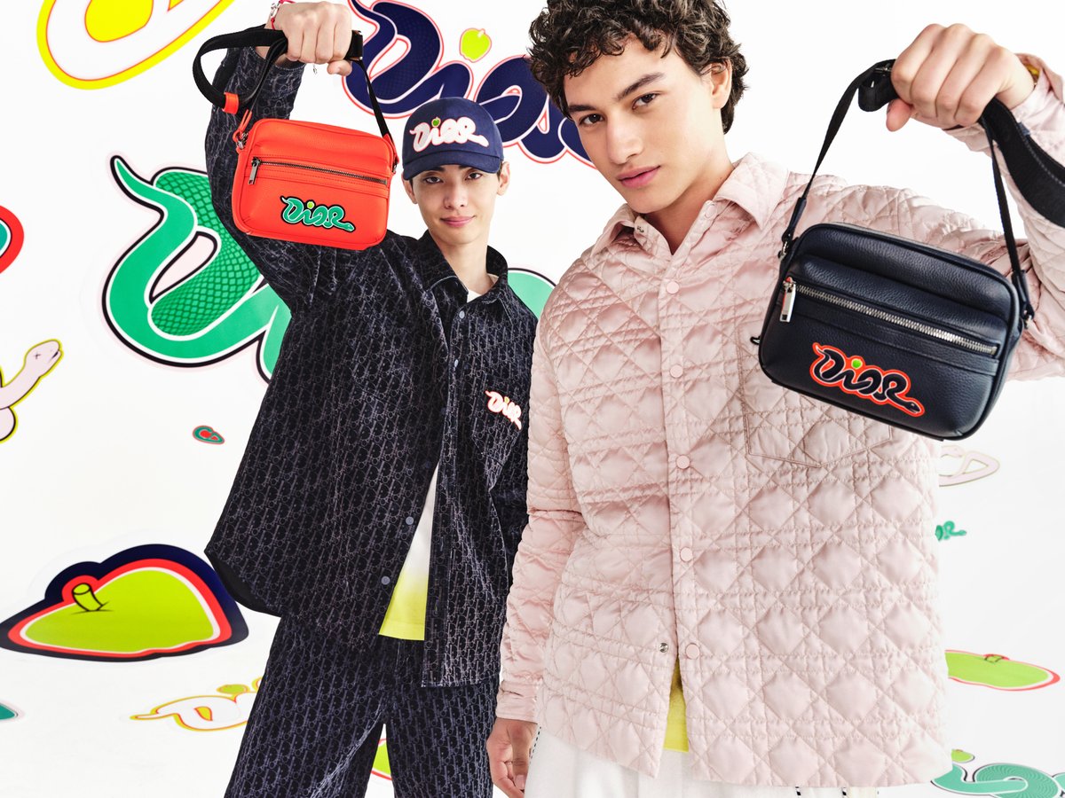 ディオールがカウズとコラボ、蛇モチーフのロゴをあしらったシャツや