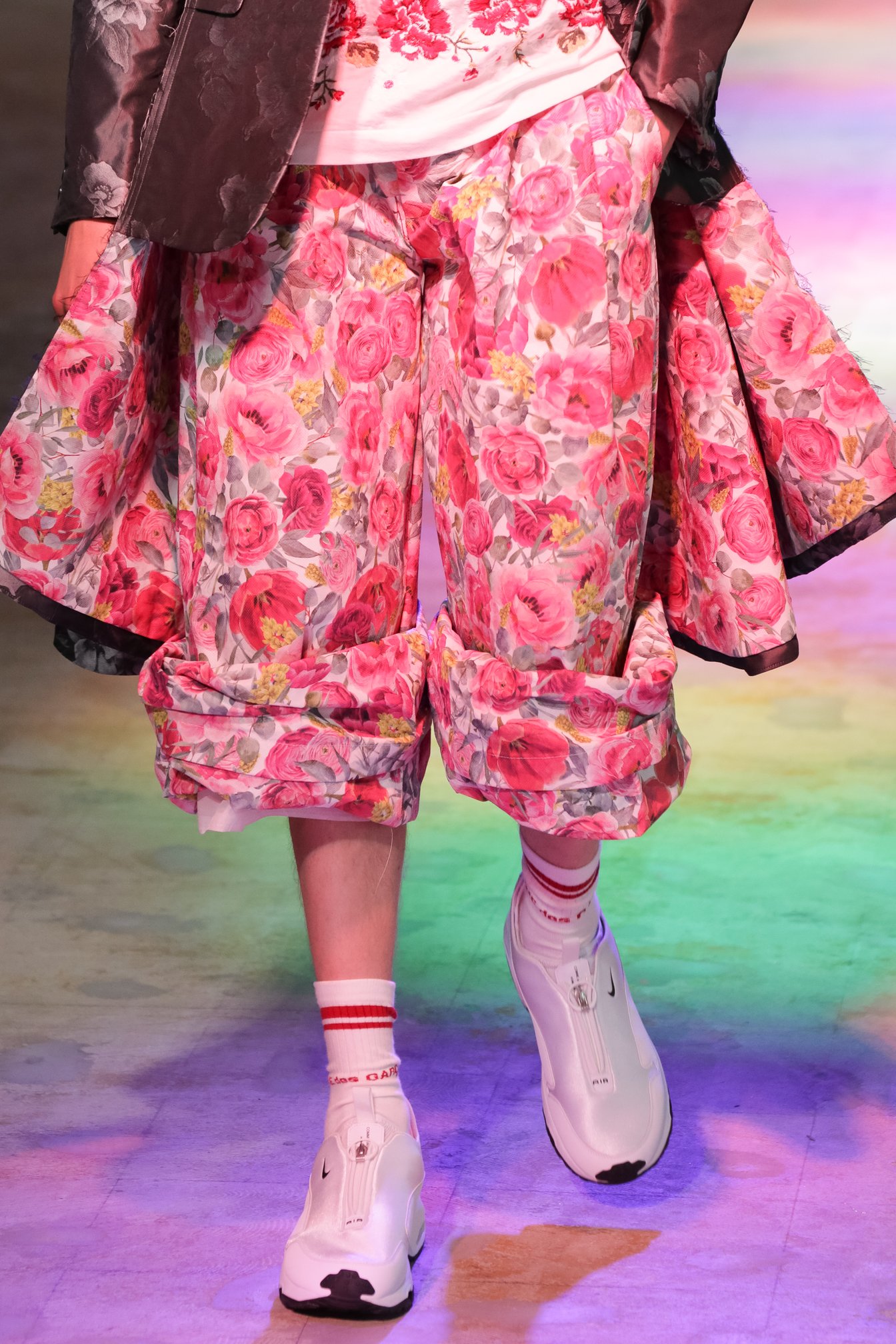 暗闇の先に花——「コム デ ギャルソン オム プリュス」が都内でフロア