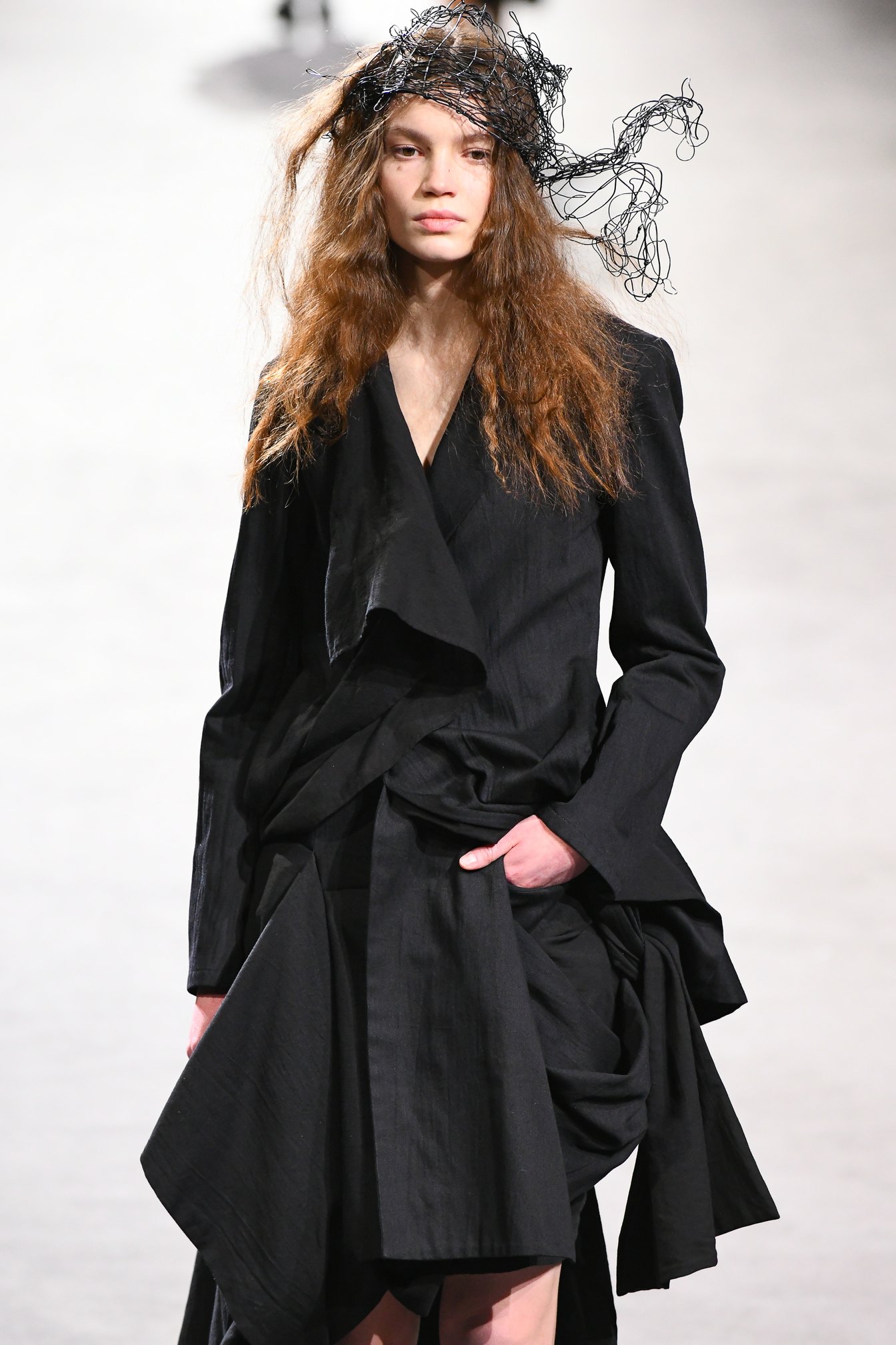 ヨウジヤマモト」のドレスは黒の彫刻 スタンスミスも登場 2023年秋冬