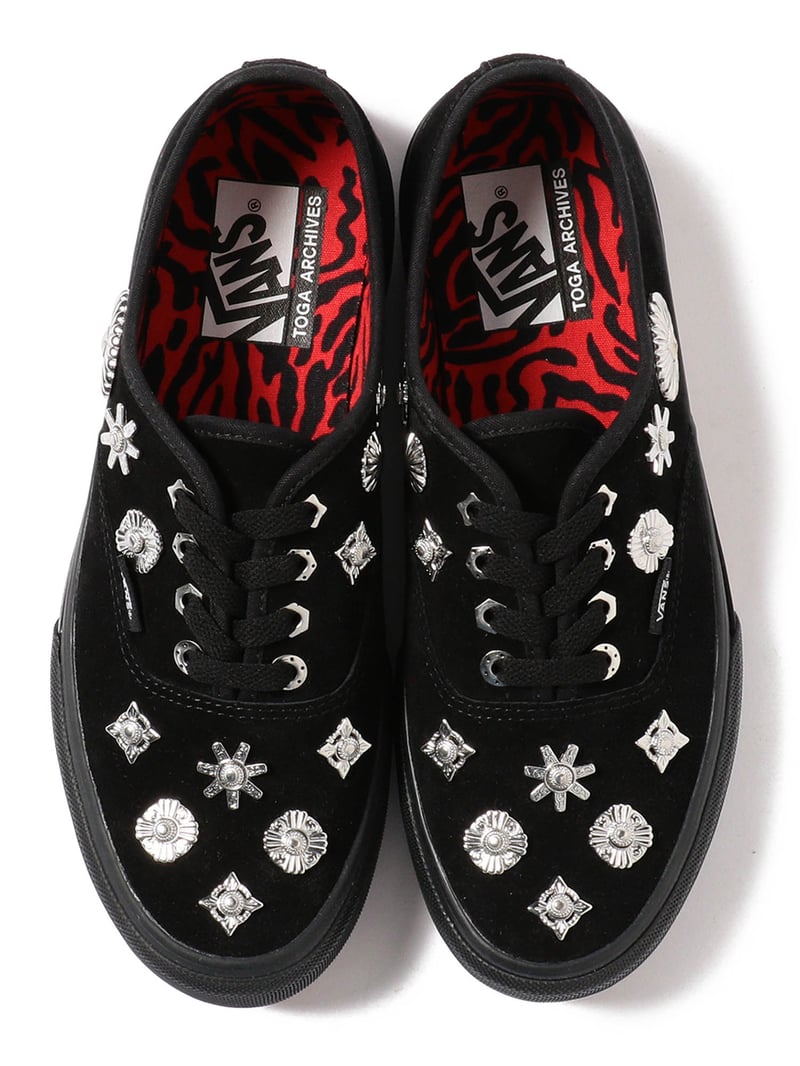 トーガとヴァンズが初コラボ、メタルパーツやタイダイプリントを