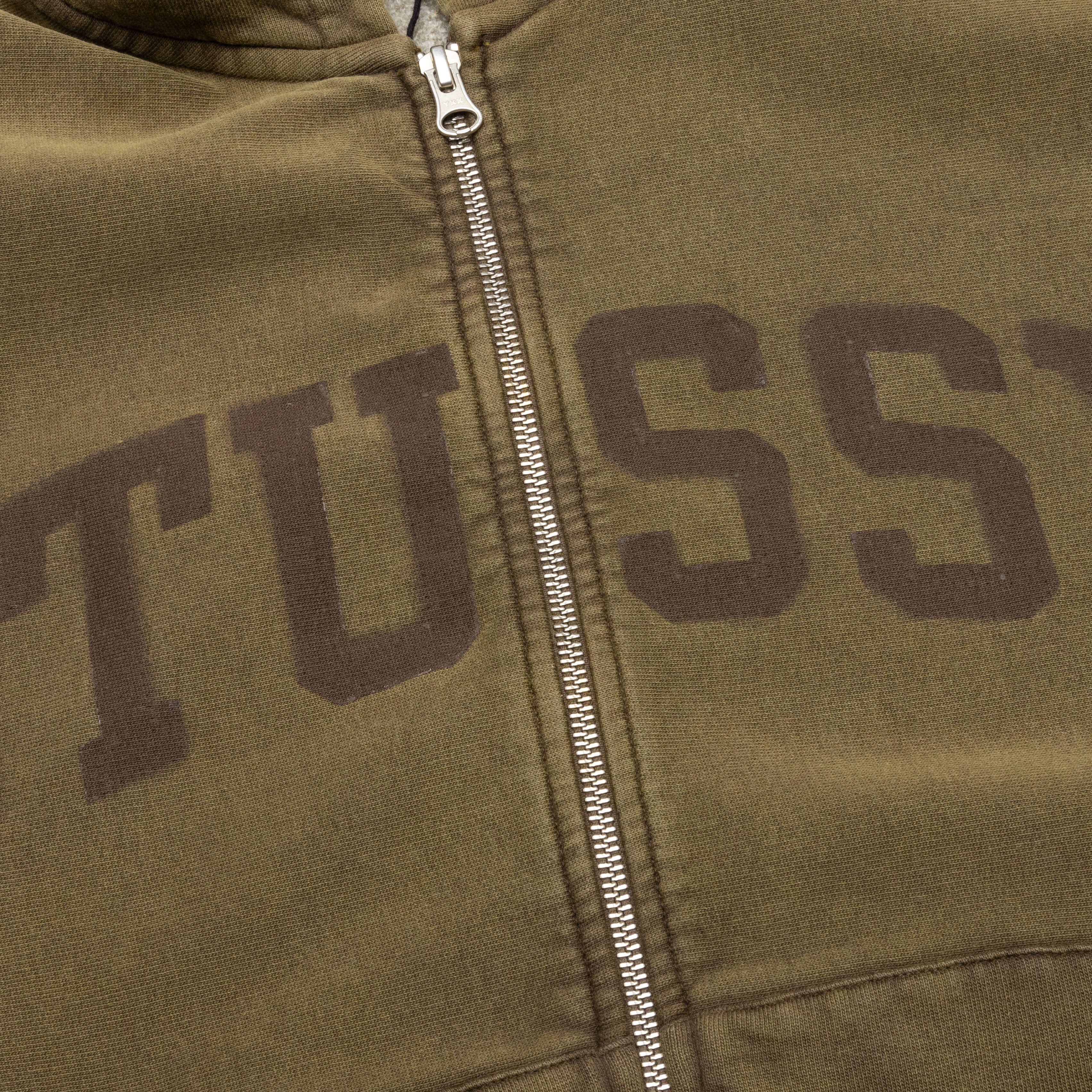 色あせたグラフィックジップフード - オリーブ – Feature