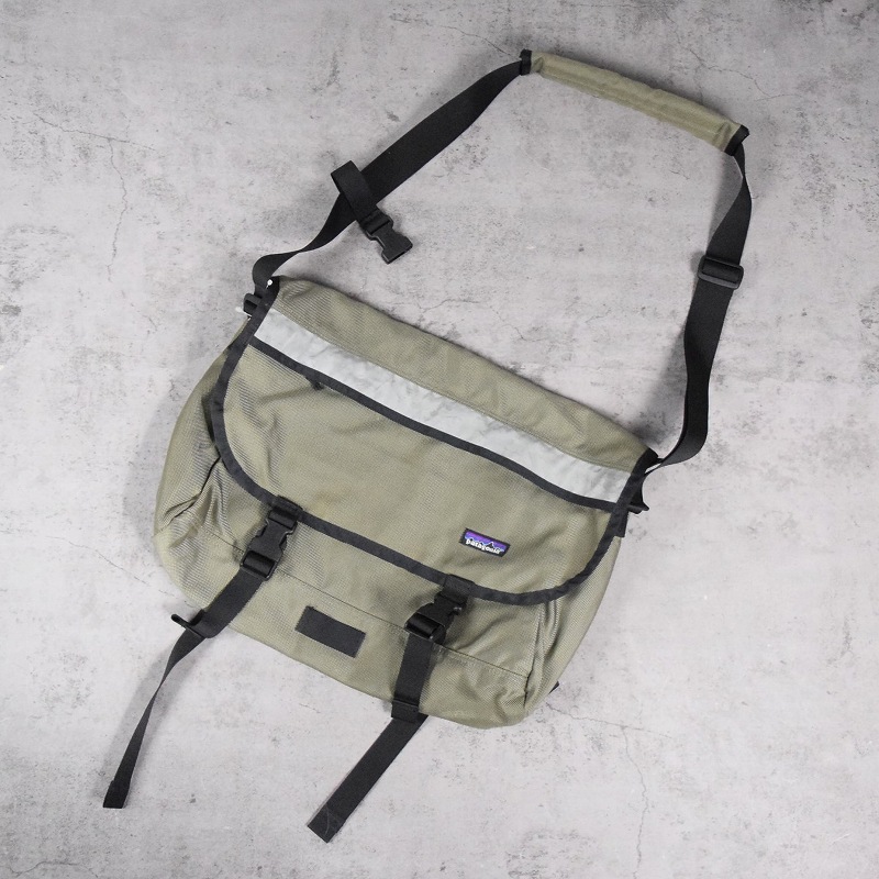 パタゴニア アウトドア ベージュ 鞄 かばん メッセンジャーバッグ