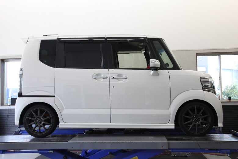 NBOX JF1 ダウンサス取り付け 四輪アライメント調整 - カー用品持込