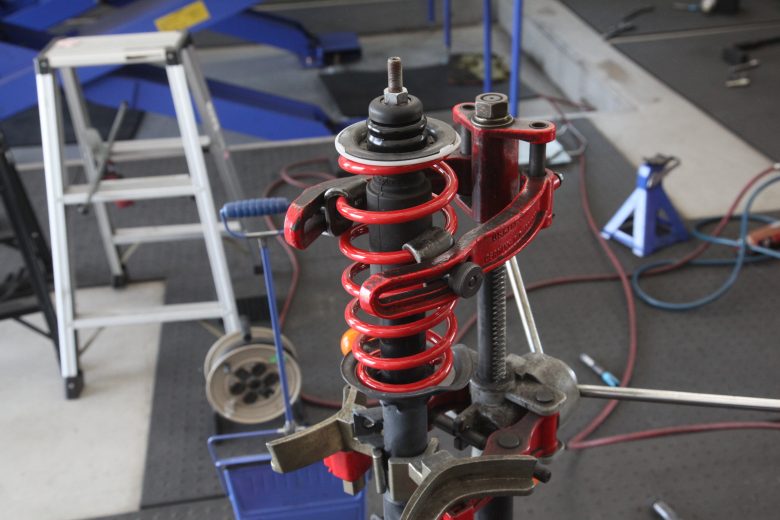 NBOX JF4 タナベ NF210取り付けと四輪アライメント - カー用品持込