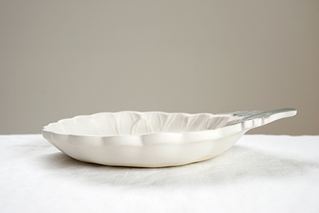 ニ40 茎と葉のついたマーガレット皿（蝶々のおまけ付き） - 益子焼の