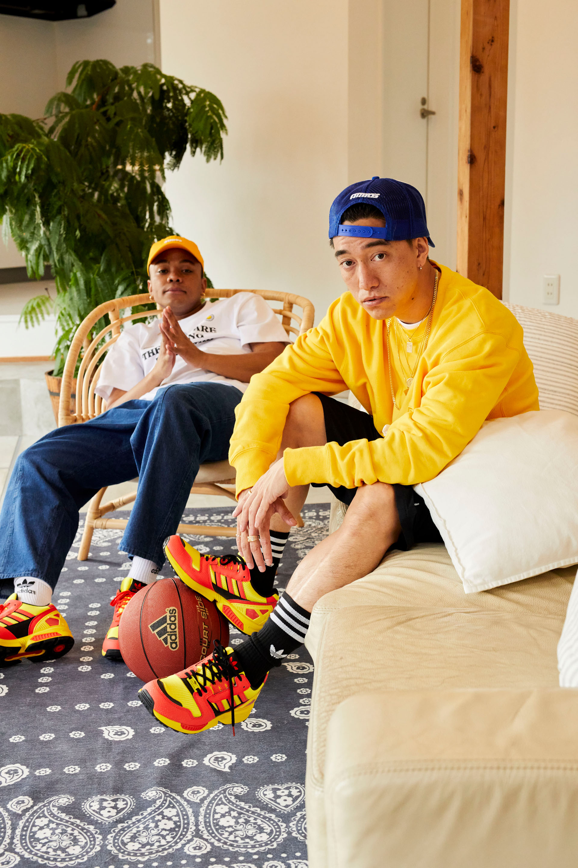 atmosから「adidas ZX 8000」の新作モデルが5⽉15⽇(⼟)登場！ ｜ FLY