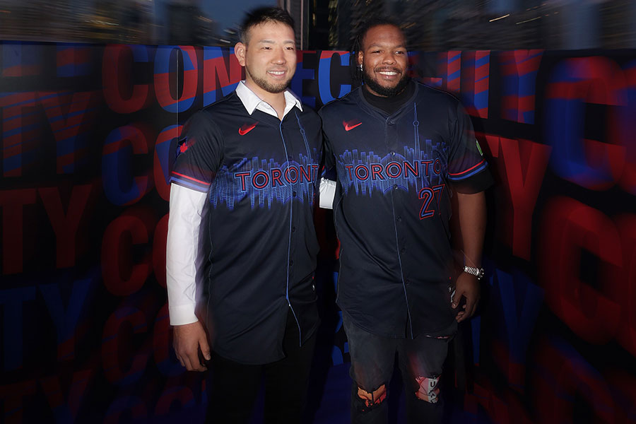 菊池雄星、新ユニデザインに笑顔 瑠美夫人も登場…ファンにも大好評