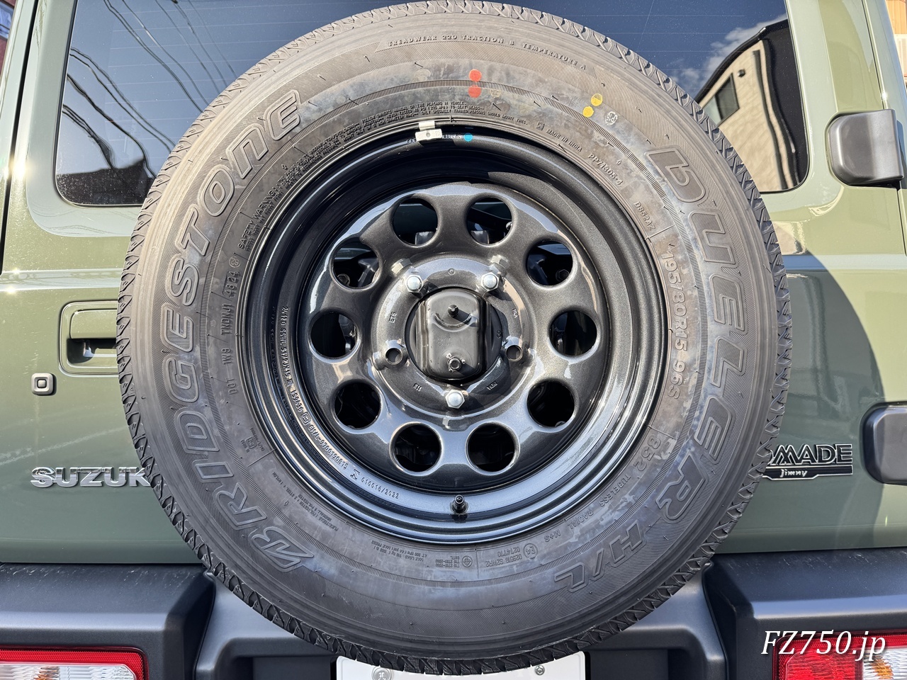 ジムニー ノマドのスペアタイヤを純正アルミホイールに交換