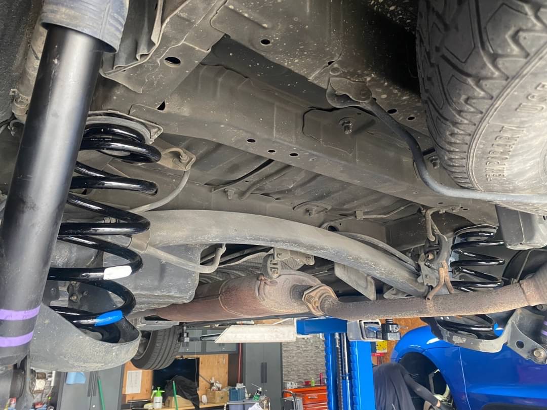 トヨタ アルファード 20系 リアサスペンション交換 - 町田の輸入車専門