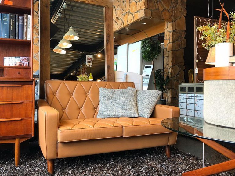 たま（再）】カリモク60 ロビーチェア 2シーター スタンダードキャメル