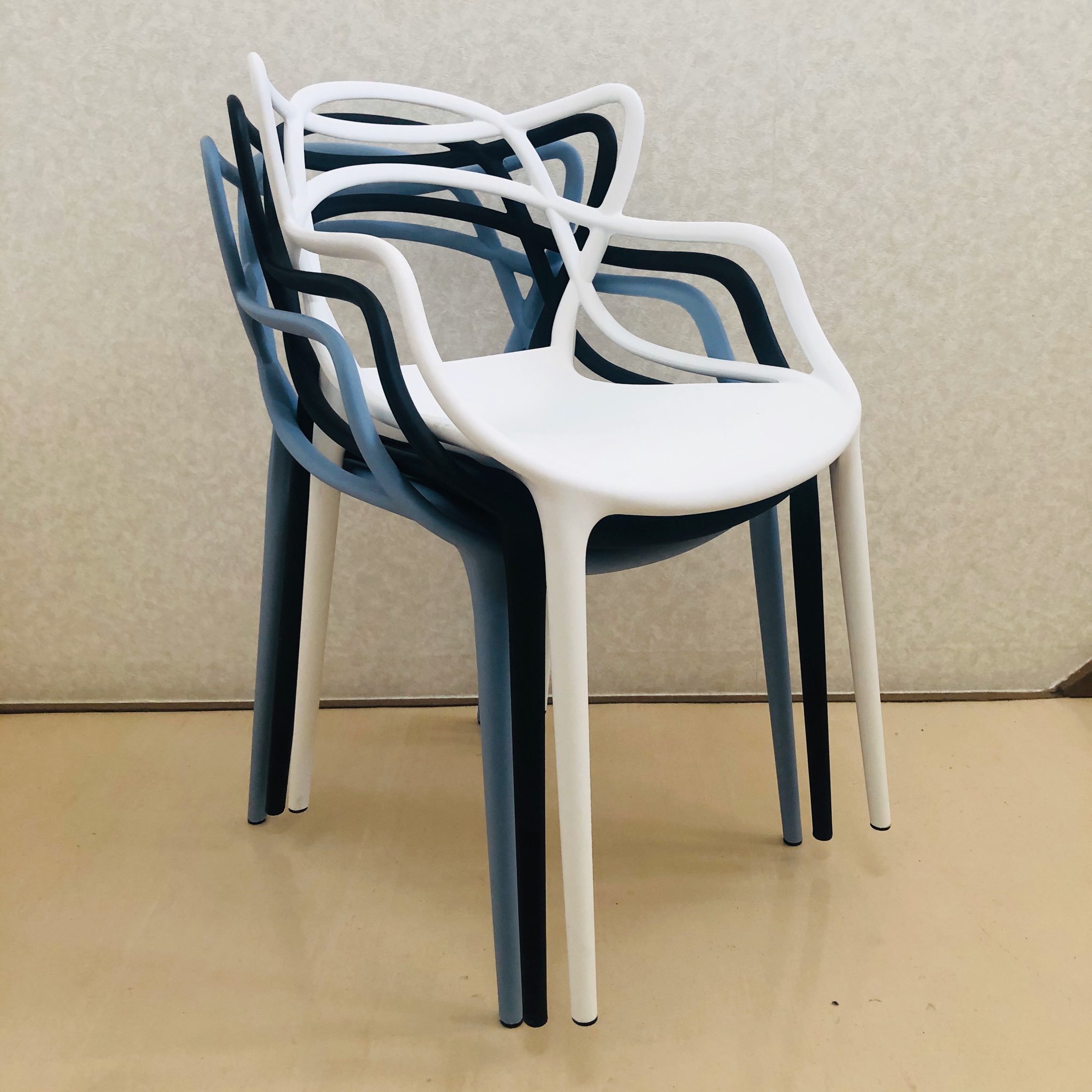 スネーキー – ジェネリックチェア アウトレット イスの専門店