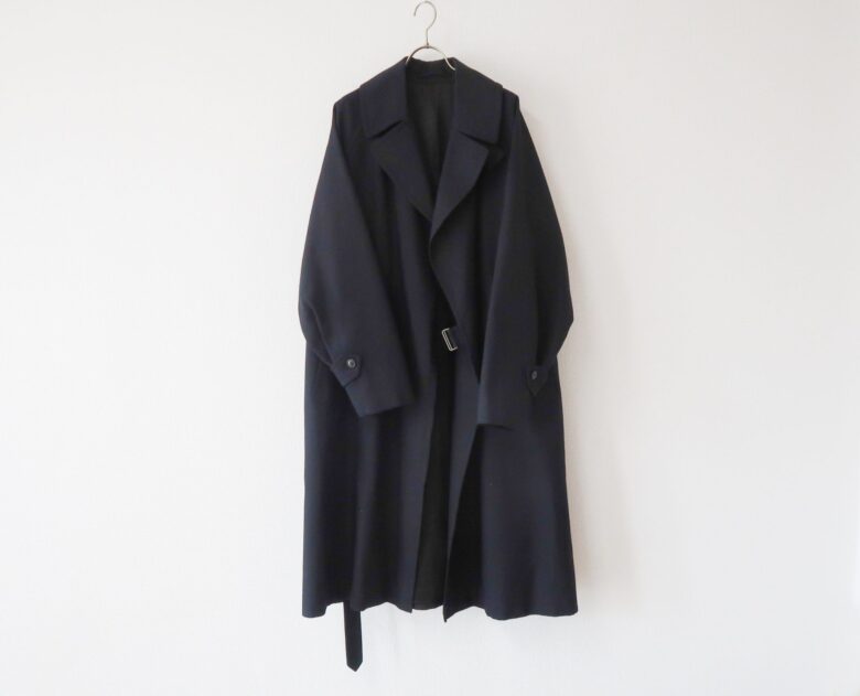 COMOLI の18AWタイロッケンコートが高騰！人気の理由を考察