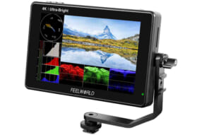 カメラへの電源供給も可能、シェードなしで確認できる超高輝度の外付