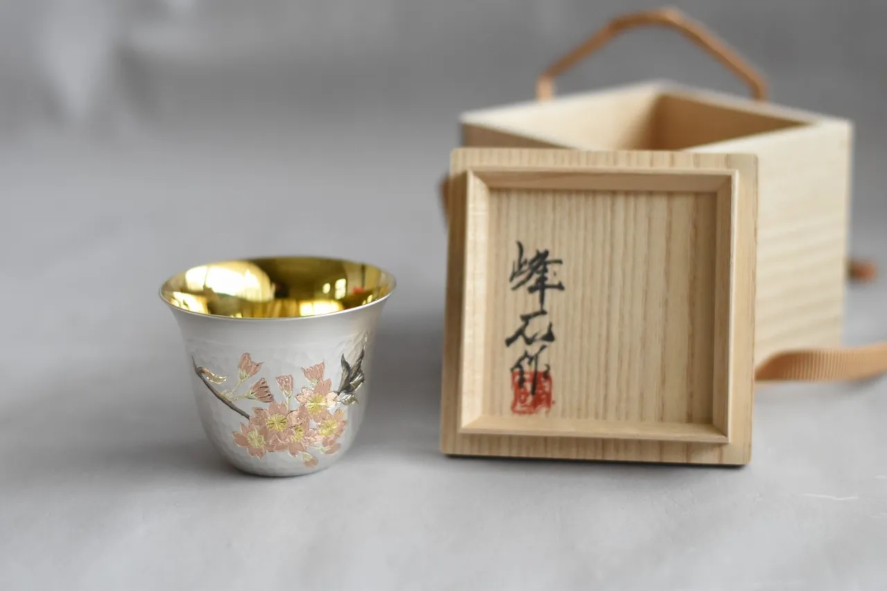 奥山峰石作・ぐい呑み『桜』口広 ｜ 内藤銀器製作所