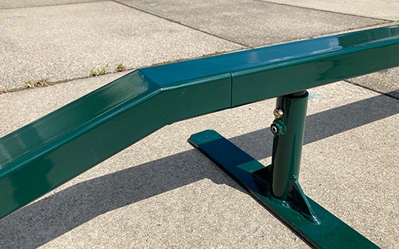 室内 鉄棒、体育体操マット、スケートボードセクション スケボーレール