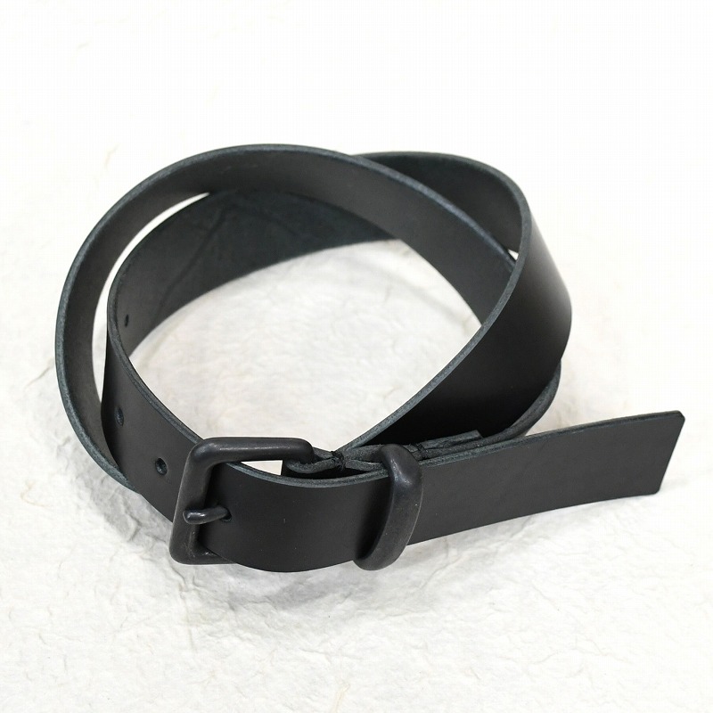 ブラックヌメ革と太い四角形艶消し黒真鍮バックルのレザーベルト