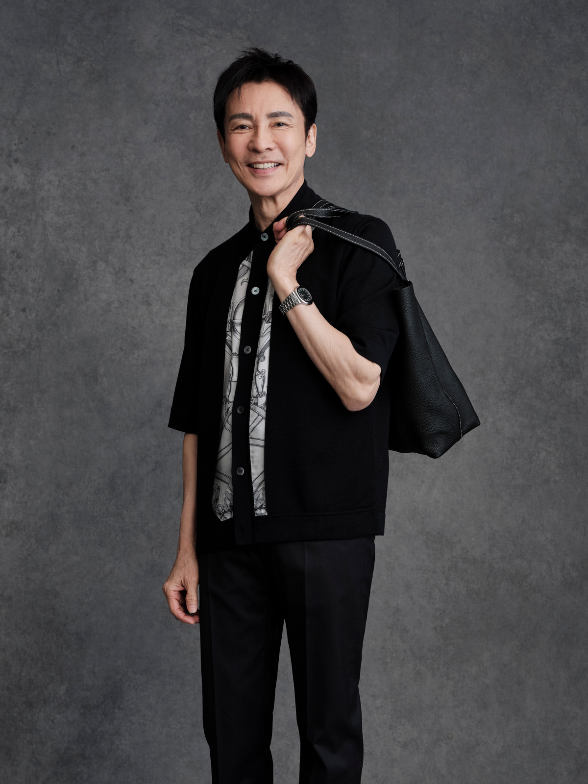 69歳・郷ひろみの私物公開。ロゴT、スニーカー、カーディガン、日傘