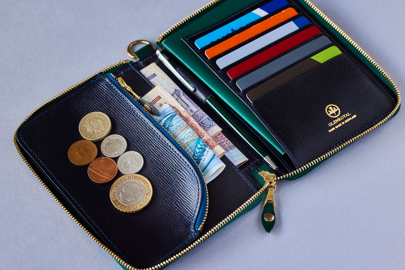 旅行も出張もこれ1つ。オーガナイザーウォレットのマルチな機能