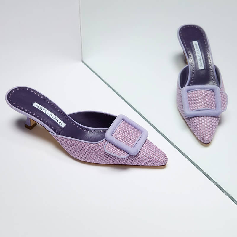 マノロ ブラニクの2025年春夏コレクションから新作ラフィアアイテムが