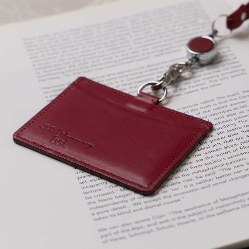 レッド・ワイン系の名入れ本革IDケース｜サステナブル高級レザー