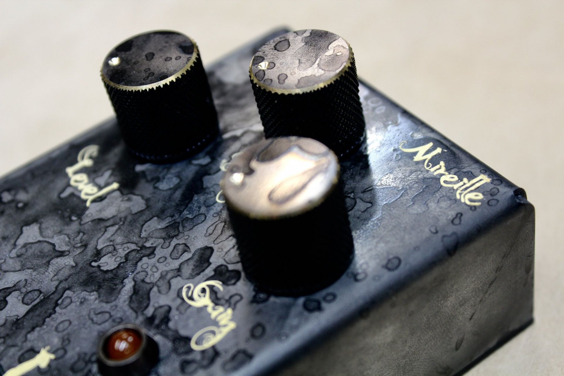 Mireille Chevalier｜高品質なノブで有名なHATAのエフェクターブランド