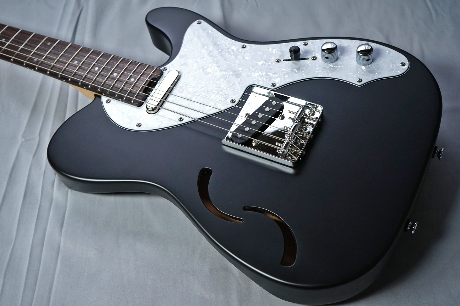 軽量・オシャレなセミホロウ構造のテレキャスタイプ｜ギターマニア石田