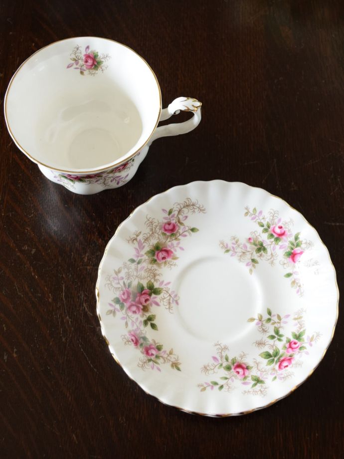 ロイヤルアルバート社（ラベンダーローズシリーズ）のアンティークバラ