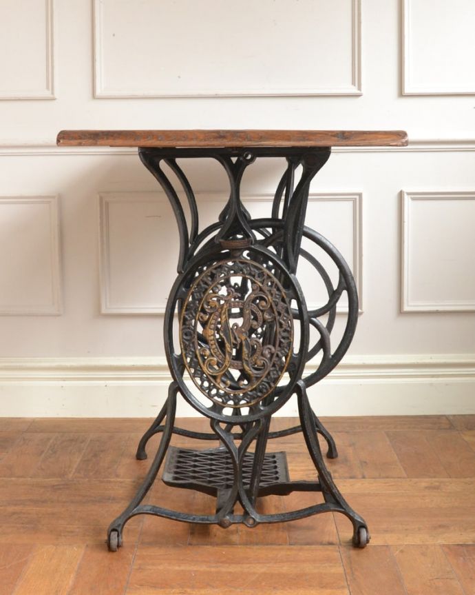 アンティークのおしゃれなテーブル、アイアン脚の足踏みミシン(m-663-f