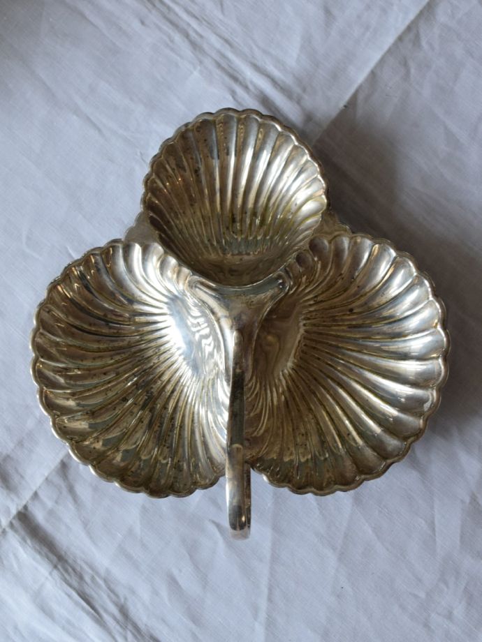 英国アンティークのシルバープレート、シェルのモチーフが優雅な持ち