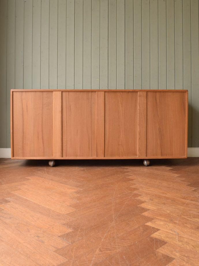 ERCOL（アーコール）のサイドボード、イギリスから届いたビンテージ