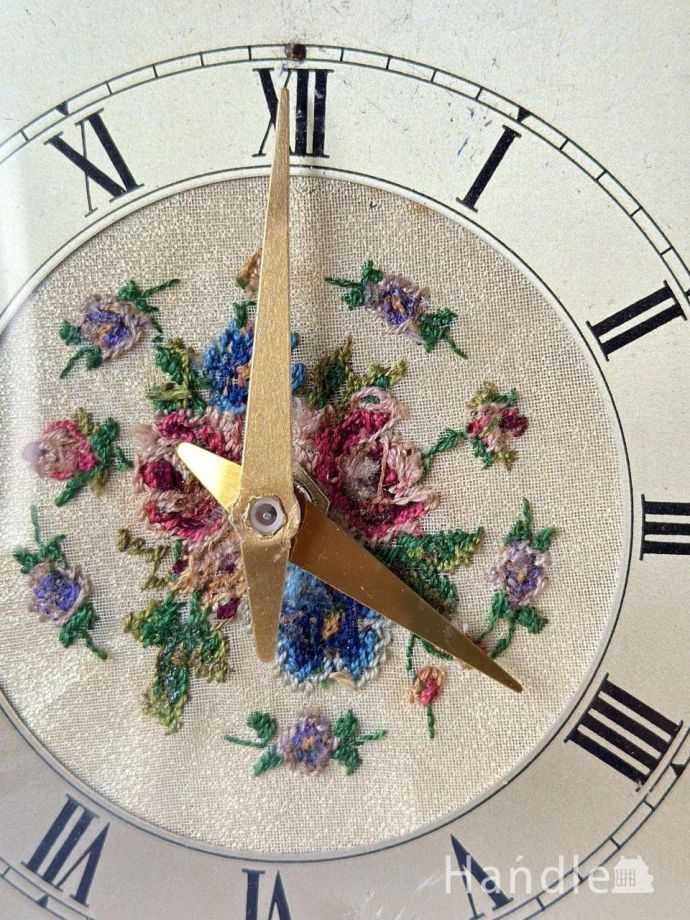 プチポワンの刺繍が可愛い置時計、フランスアンティークのおしゃれな