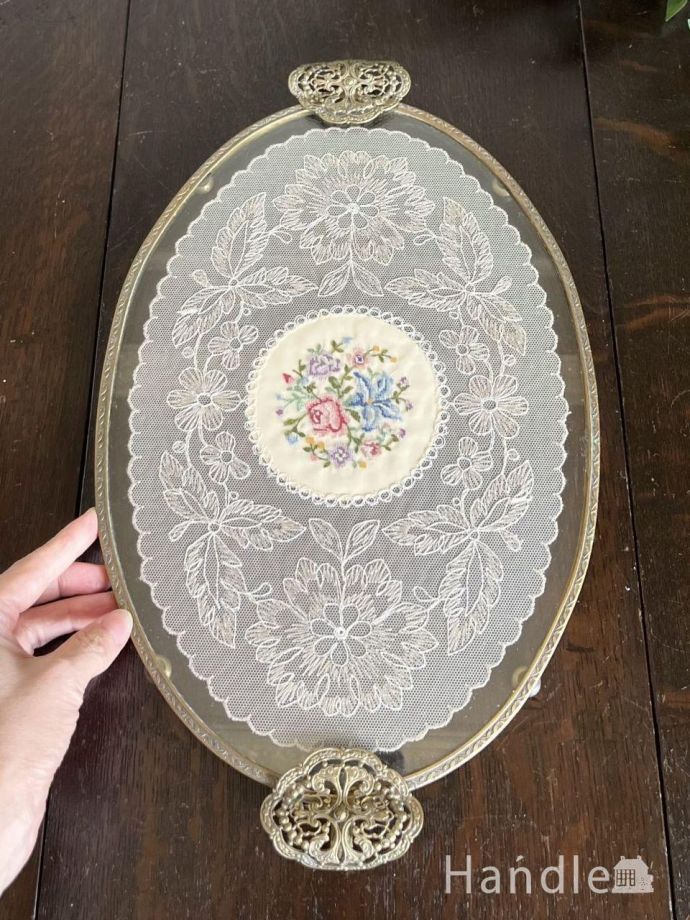 フランスから届いたアンティークのトレイ、プチポワンの刺繍が美しい