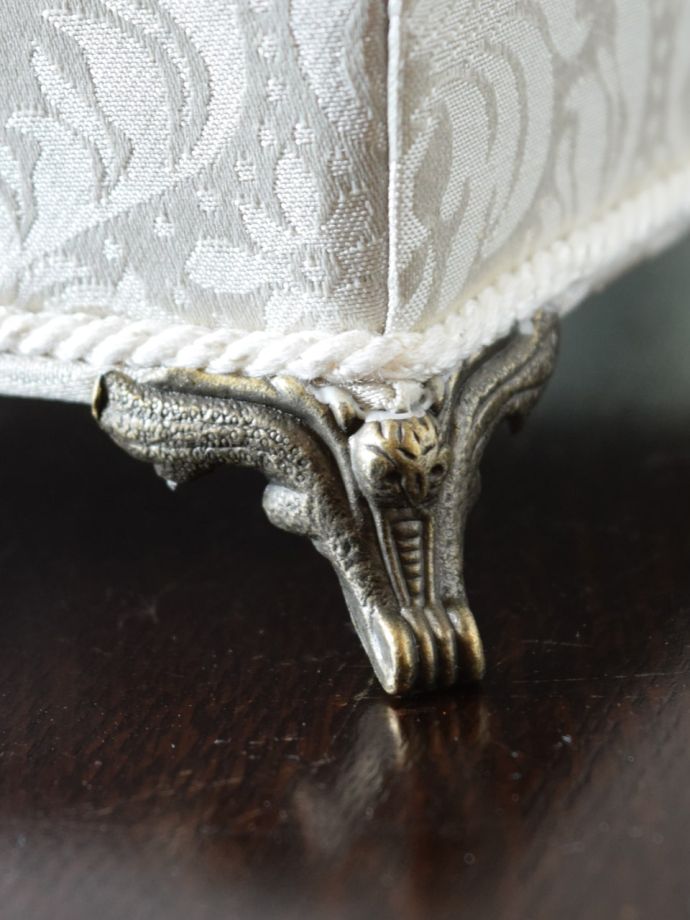 おしゃれな猫脚が付いた小物入れ、ジェニファーテイラーのインテリア