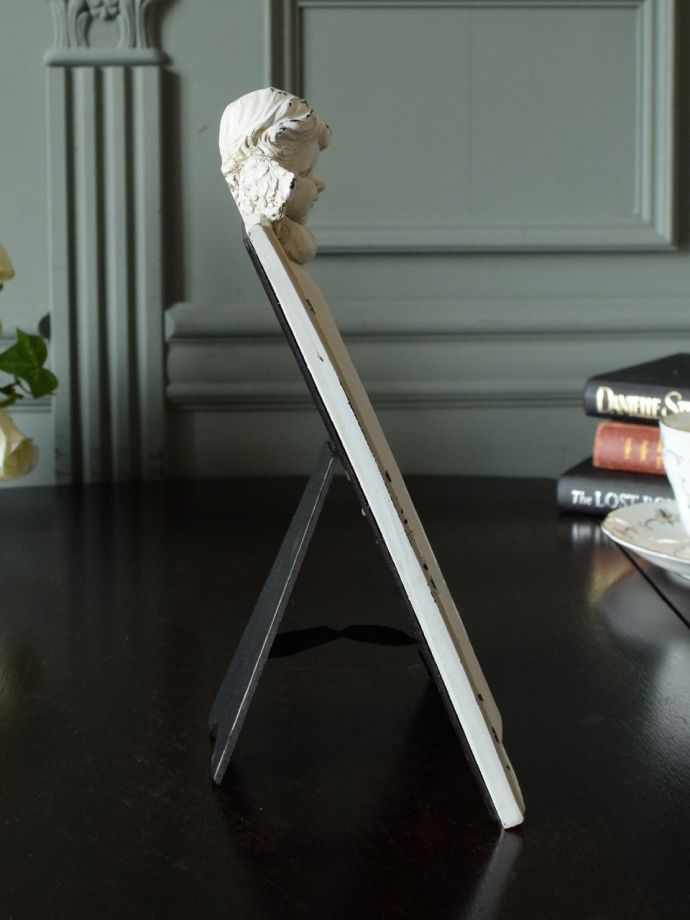 ロココ調のおしゃれなフォトフレーム、エンジェルがほほ笑む