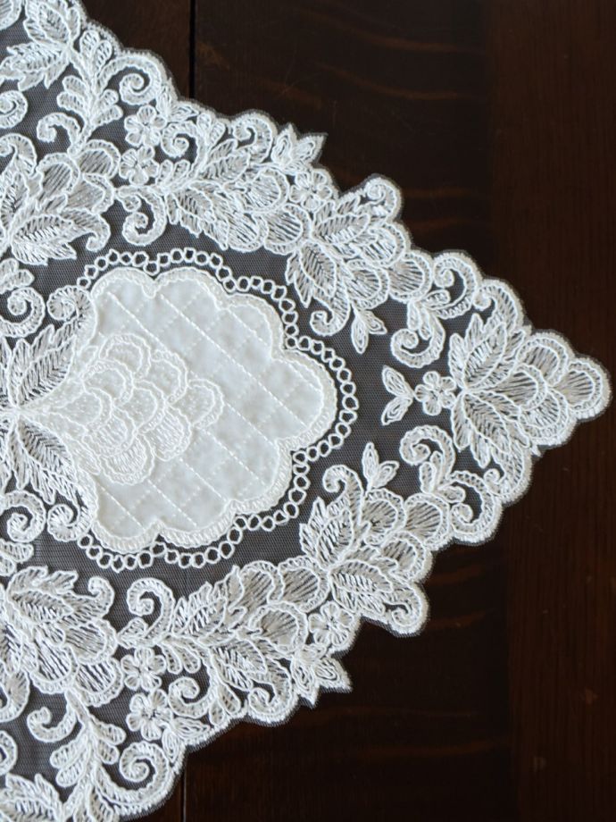 フレンチアンティーク調のドイリー、手刺繍風の華やかなレース40x70cm