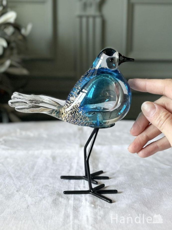 瑞々しいブルー色のガラスのオブジェ、ころんとした形が可愛いガラスの